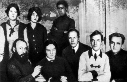 Сидят(слева направо):М.М.Бахтин,М.В.Юдина,И.И.Канаев,Л.В.Пумпянский,П.Н.Медведев.Стоят:Н.А.Волошинова,Е.А.Бахтина,неустановленное лицо.